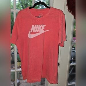 Nike Men’s Logo Graphic Tee – Washed PinkSize: Men’s Large